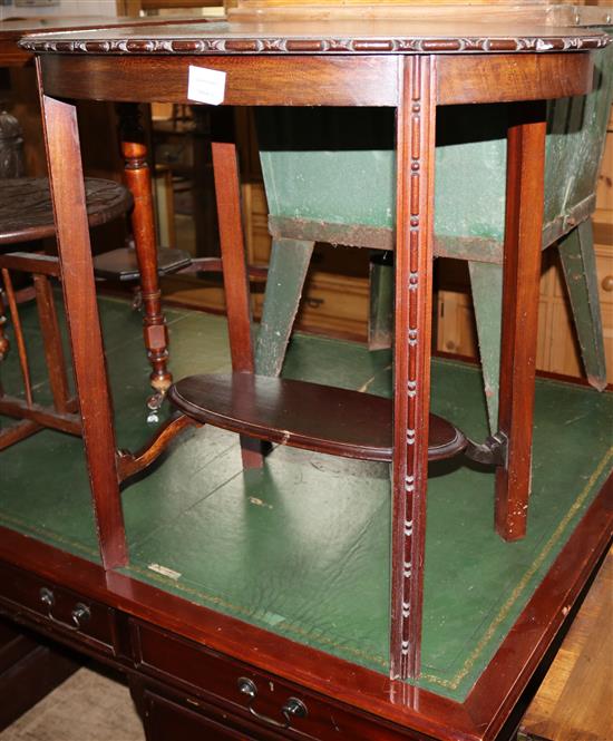 Edwardian mahogany oval topped occasional table